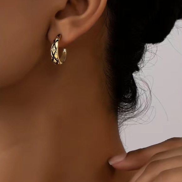 Boho Vintage Hoop Earrings Gold Engraved Crosshatch - Picture 3 of 6